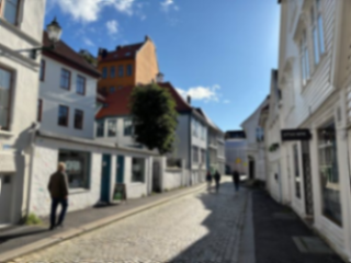 一月600元与1300元包吃住：超低价养老院真实情况调查新闻封面