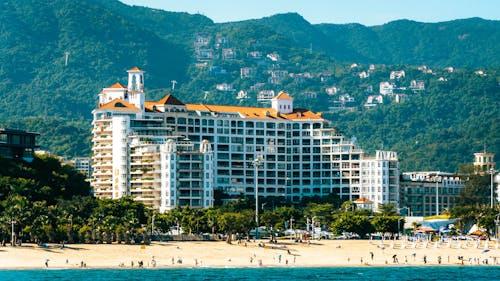 三亚养老怎么选？2025 年 10 月便宜机构清单来了！新闻封面