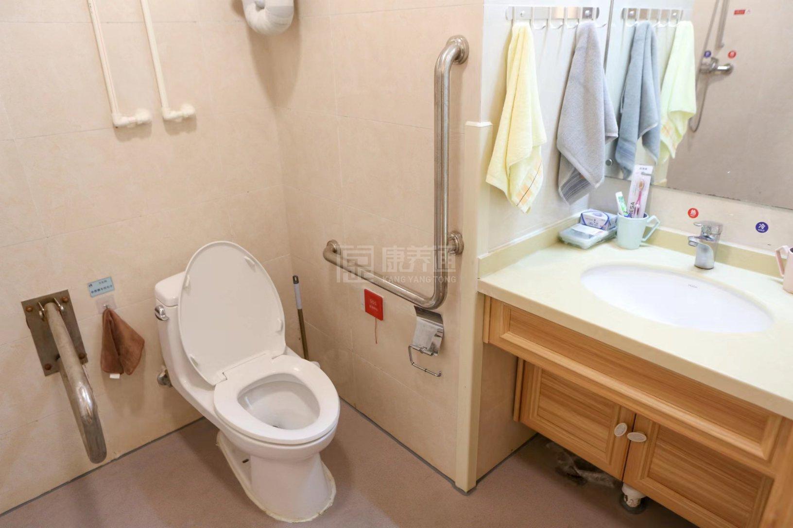 北京市朝阳区长友恒苑养老院环境图-适老化卫生间