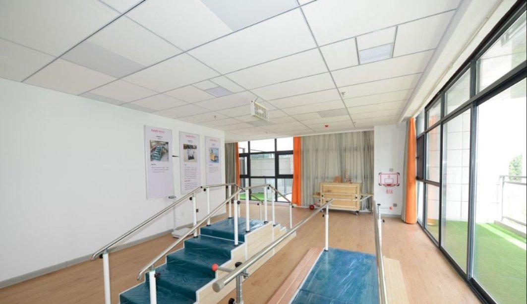 老人喝水有讲究 科学方法需遵守新闻封面