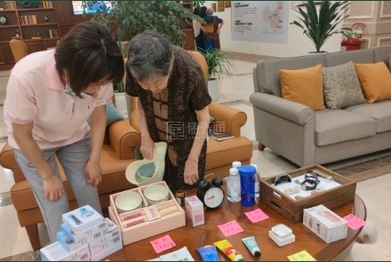 椿萱茂(成都南三环)老年公寓环境图-客厅