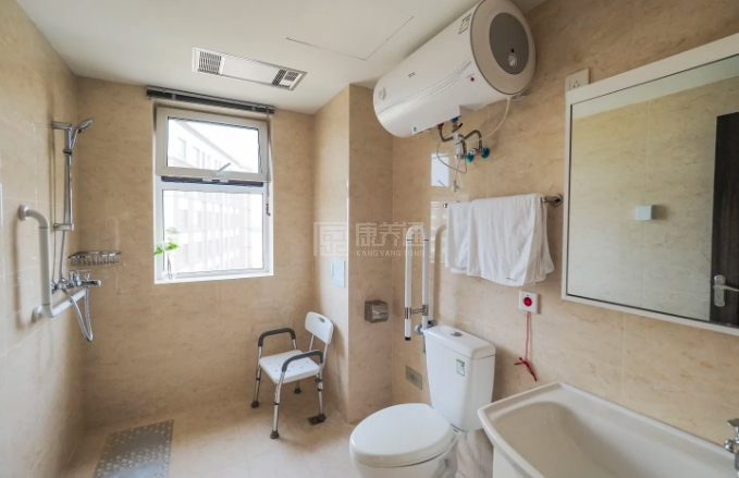 五彩阳光城养老服务中心环境图-洗浴间