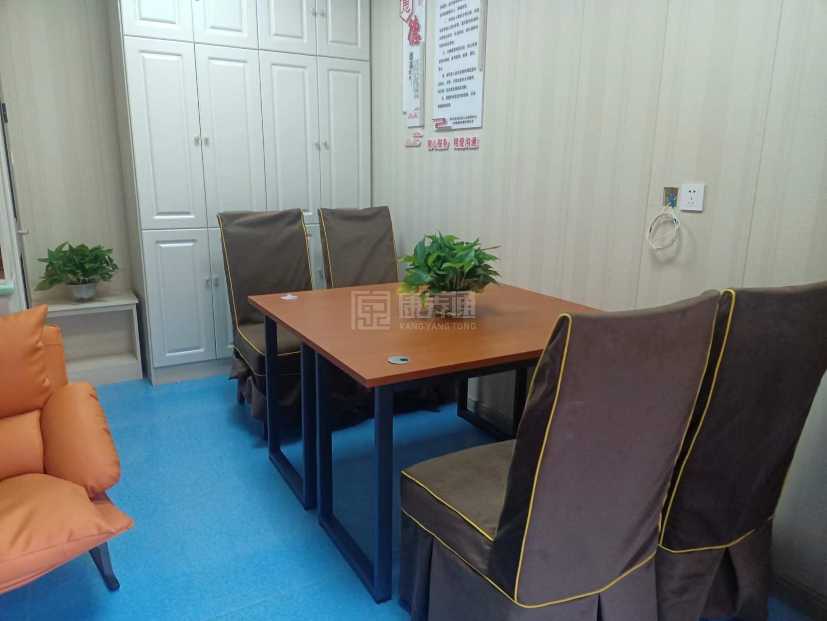 铁路西村街道综合养老服务中心环境图-餐桌