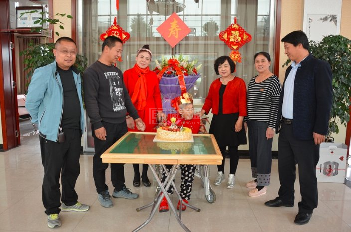 兴胜老年公寓服务项目图4生日庆祝
