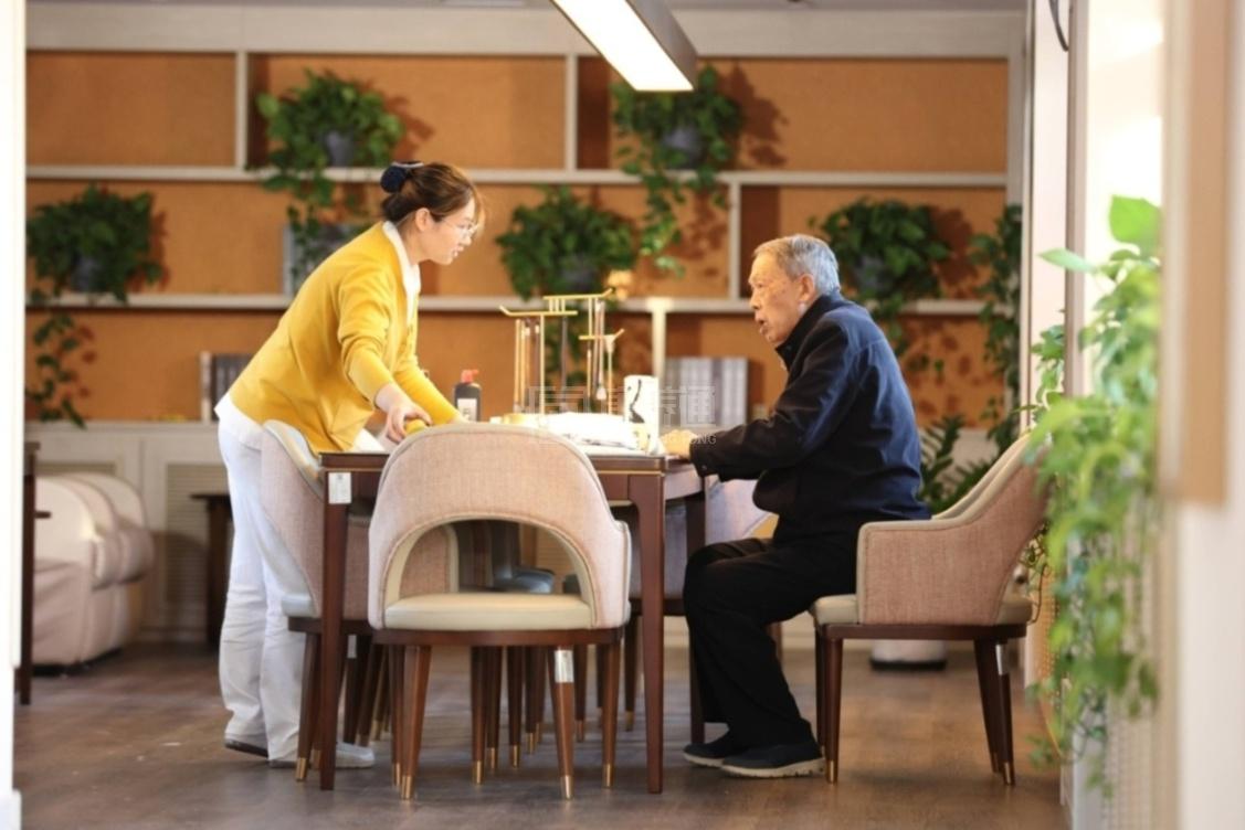 大兴悦年华·颐养中心环境图-桌椅设施