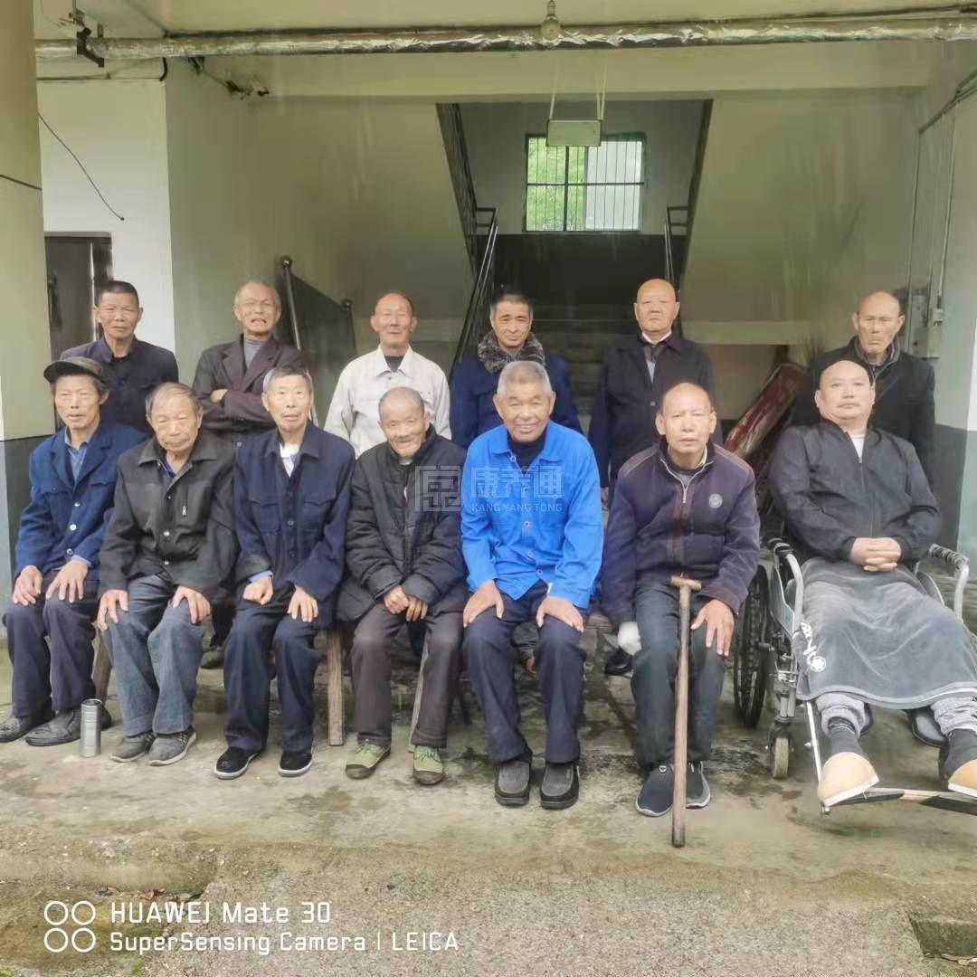 枞阳县白梅乡中心敬老院环境图-餐台