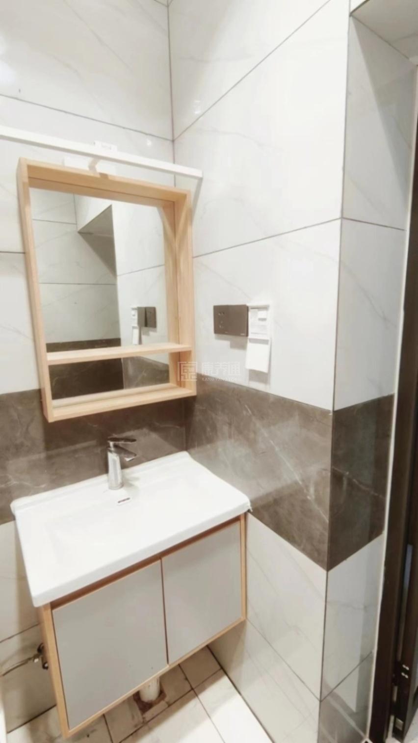 云南昆明西仪敬老院环境图-适老化卫生间