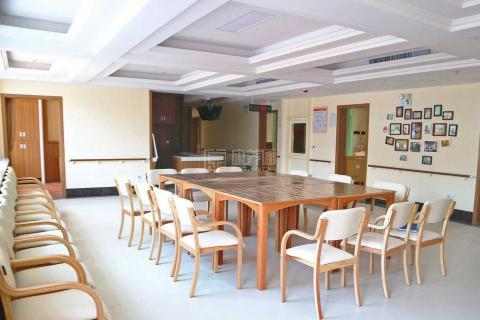  湖南长沙普亲养老环境图-桌椅设施