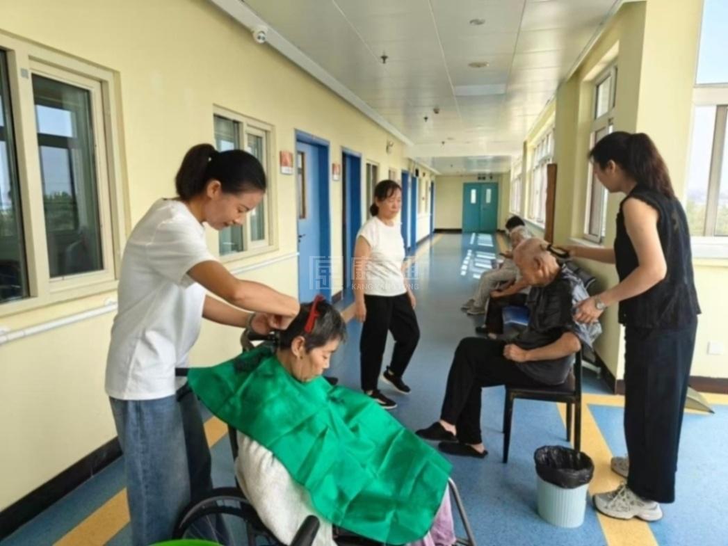 运城市盐湖区德孝苑养老院服务项目图5房间宽敞，超大阳光走廊