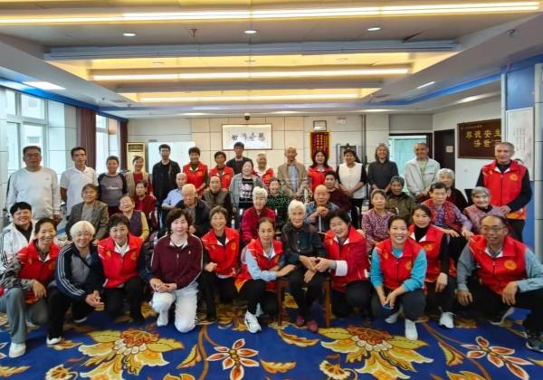 运城市盐湖区德孝苑养老院服务项目图4青丝伴白发，义工送温暖