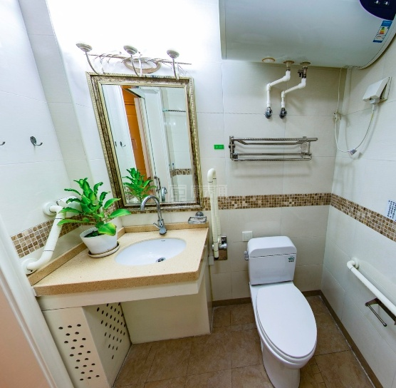 天津市津南区鸿泰乐尔之家老年公寓环境图-洗手间