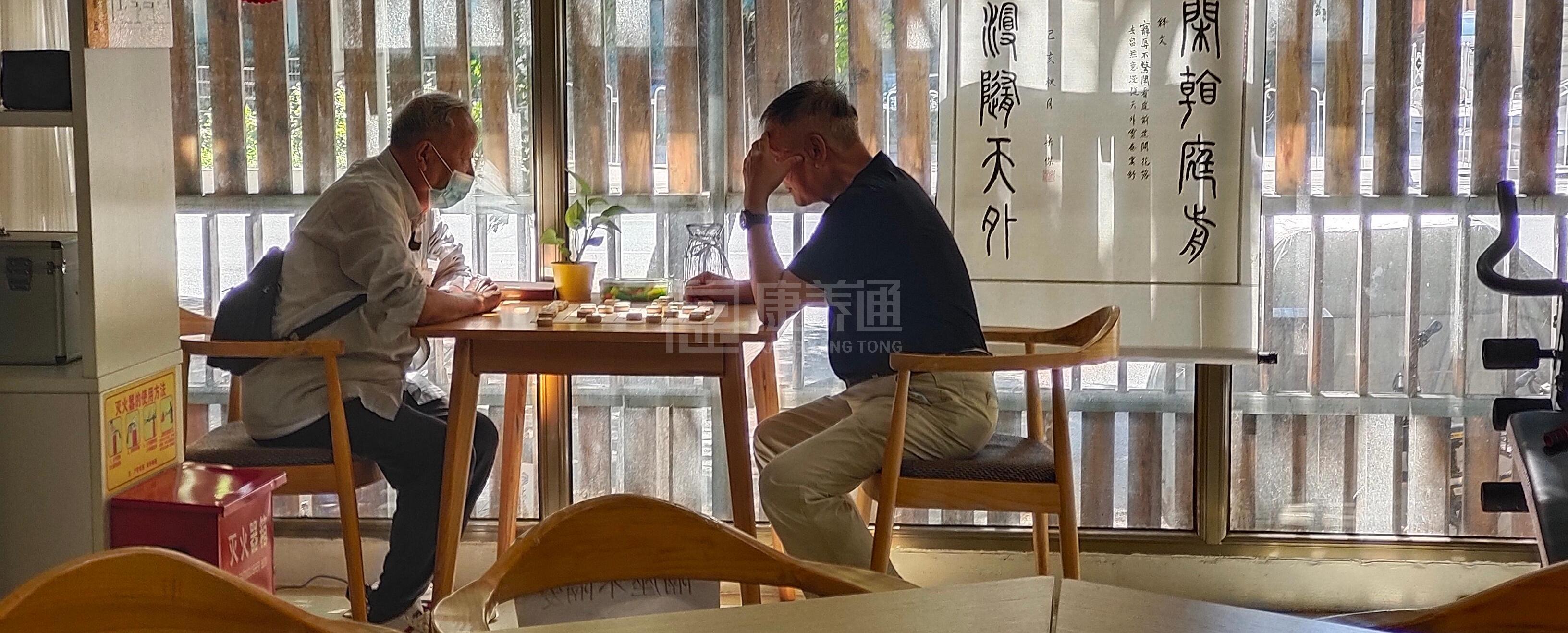 东城朝内头条社区养老服务驿站环境图-餐台