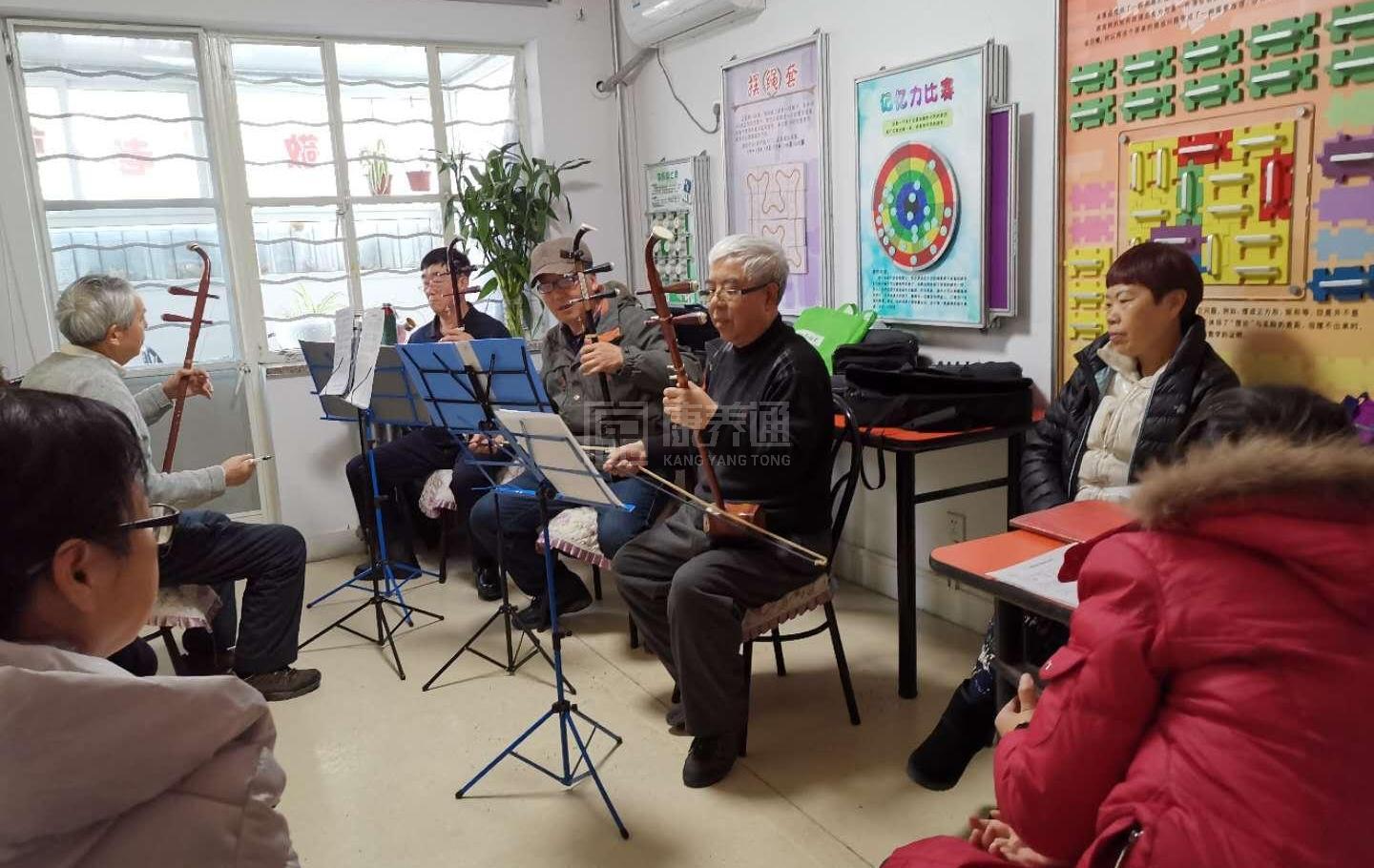 大兴清源西里社区养老服务驿站环境图-餐台
