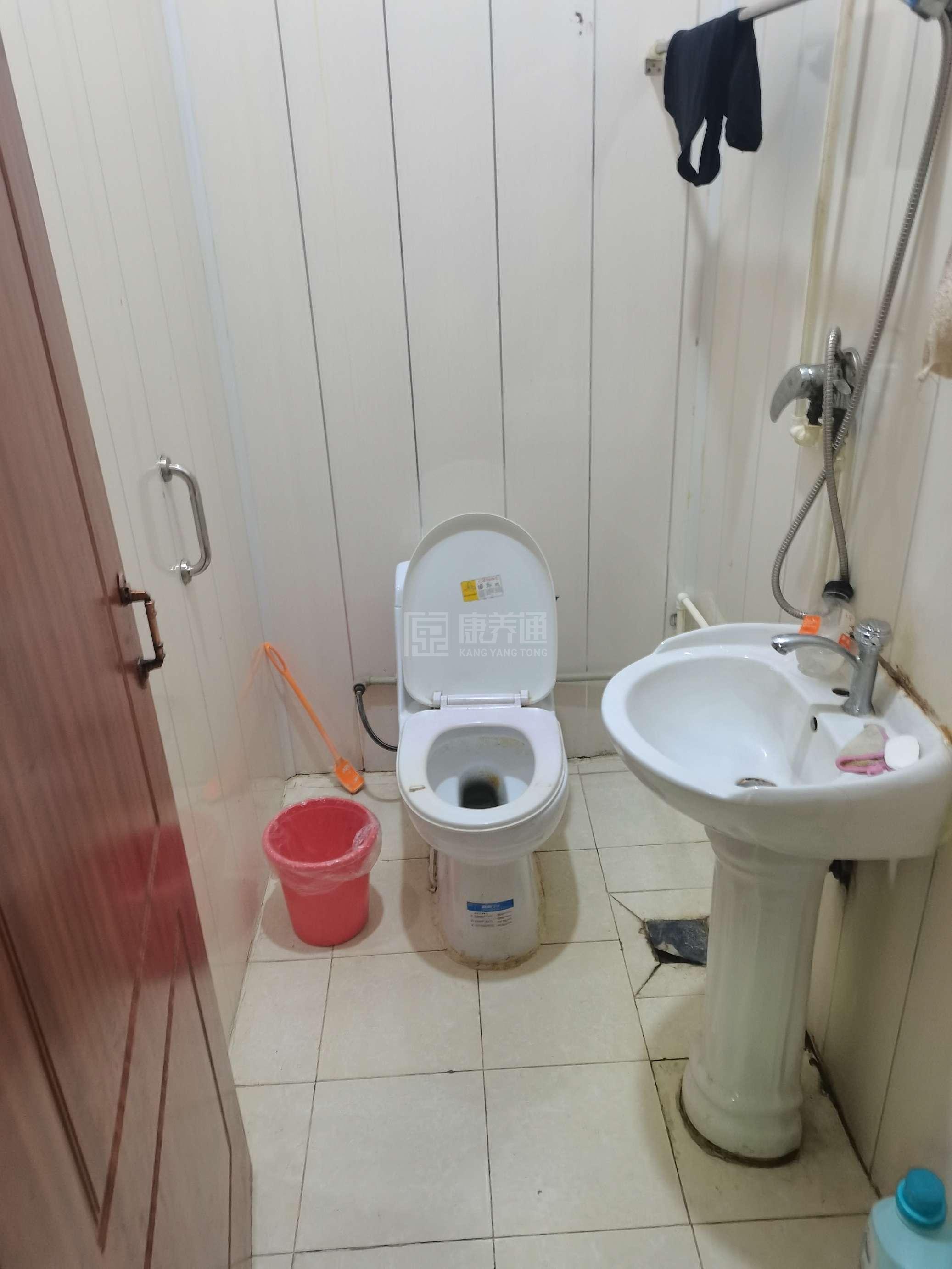 天津市红桥区银望养老院环境图-洗手间