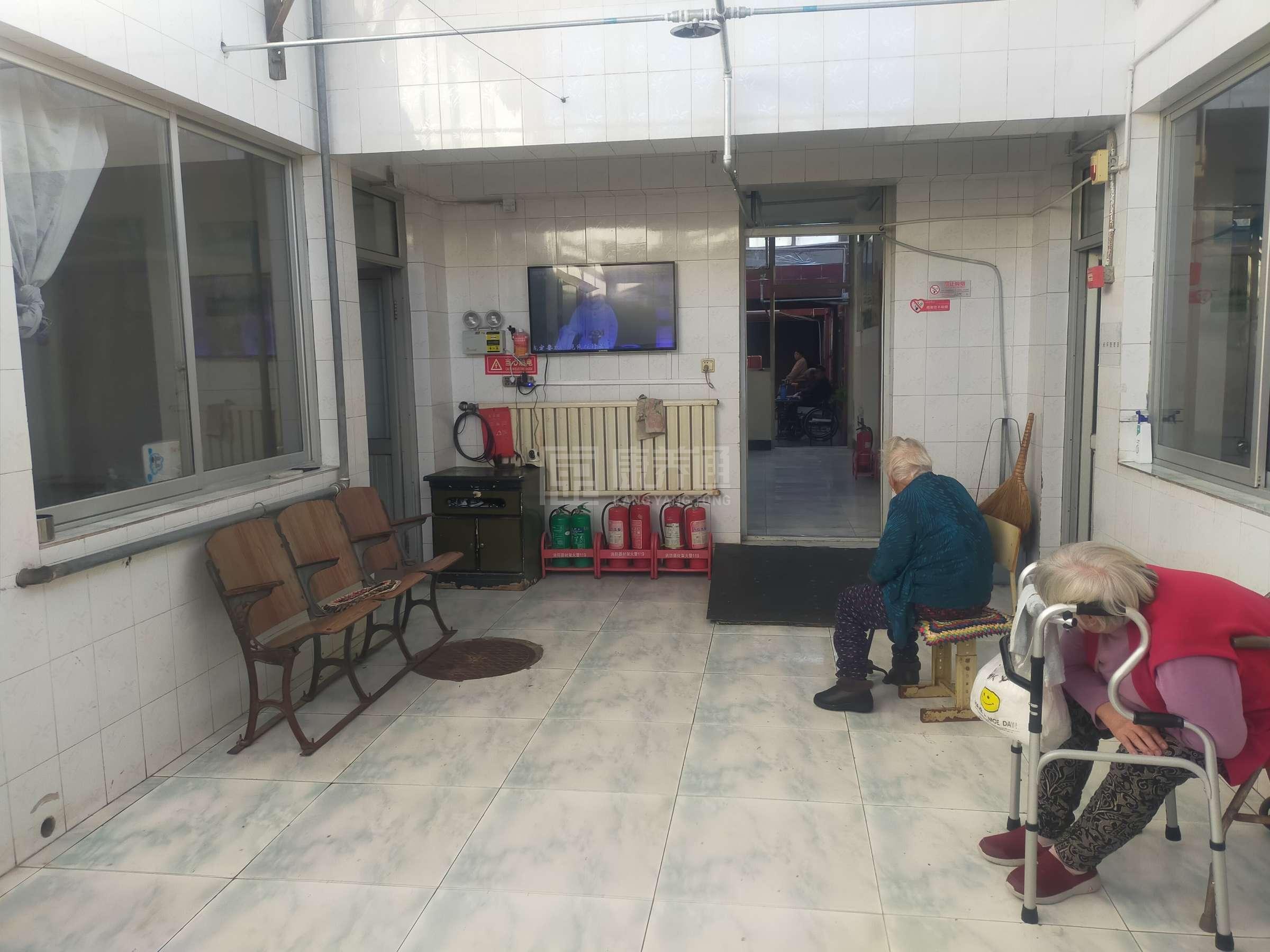 蓟县鑫垚老年公寓环境图-餐台