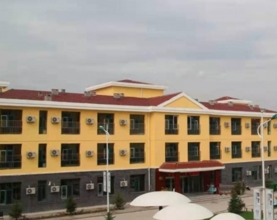 老年餐桌托起养老大民生新闻封面