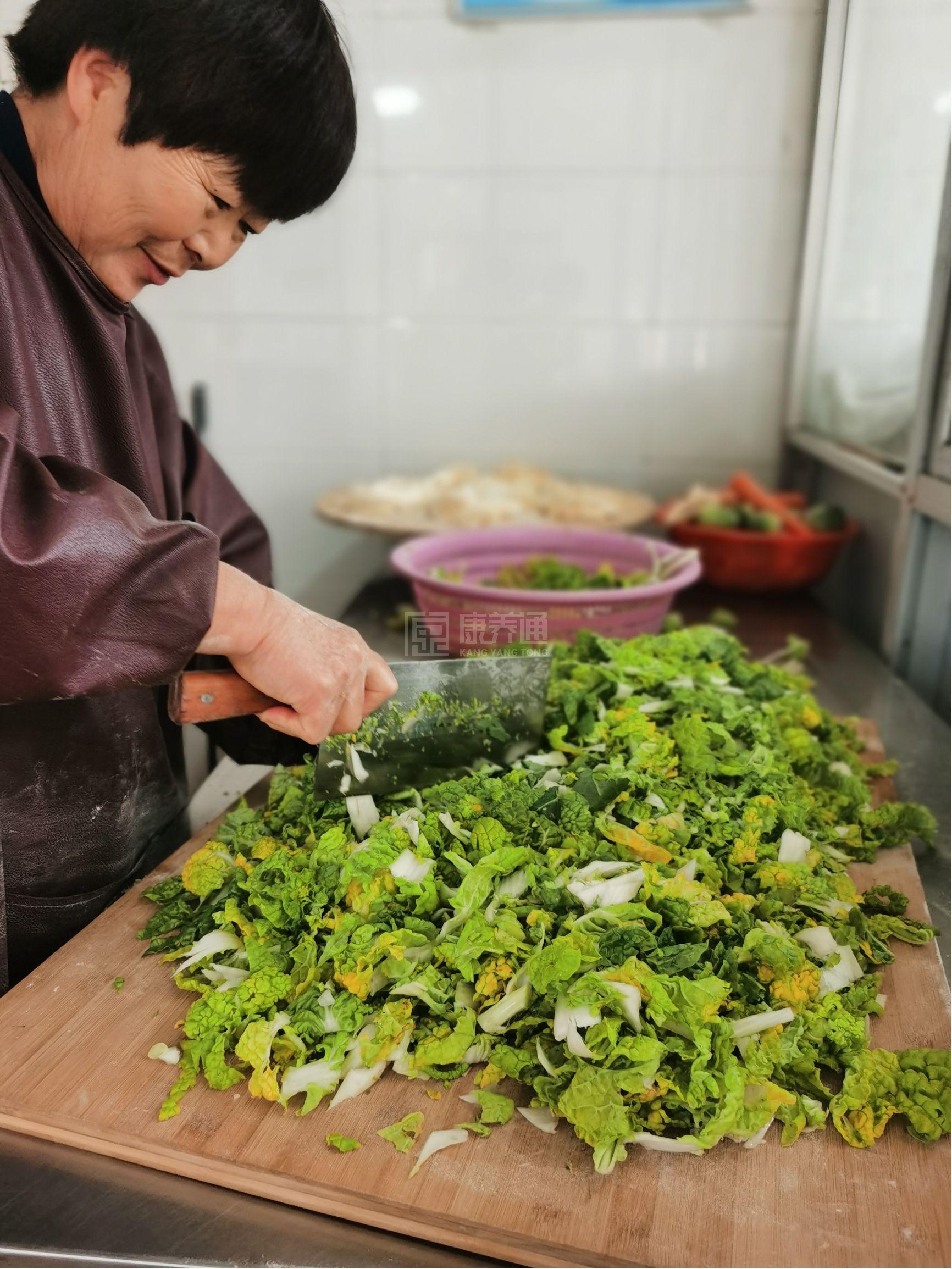 阜南县鹿城镇爱心老年公寓环境图-餐台