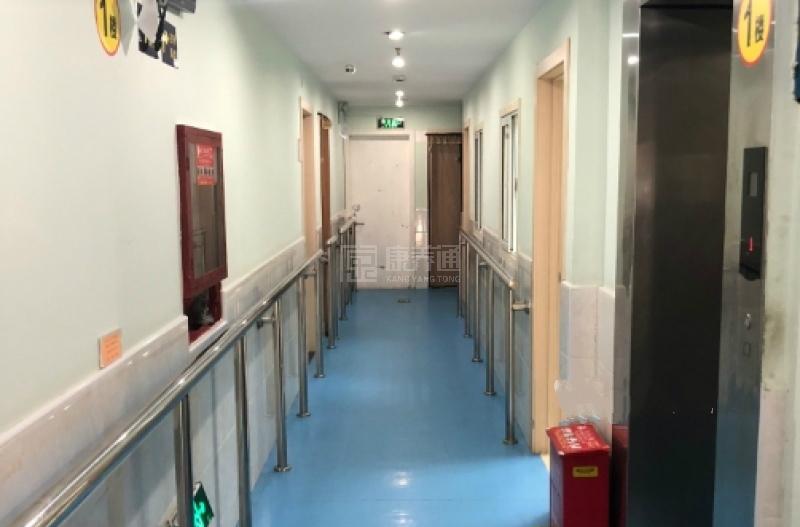 上海市长宁安馨第三敬老院环境图-餐台