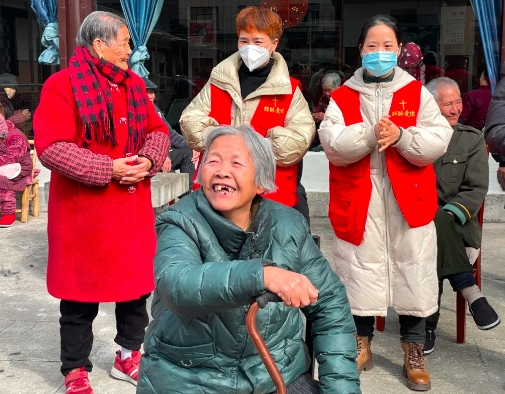 心系老人办实事，为老服务暖人心新闻封面