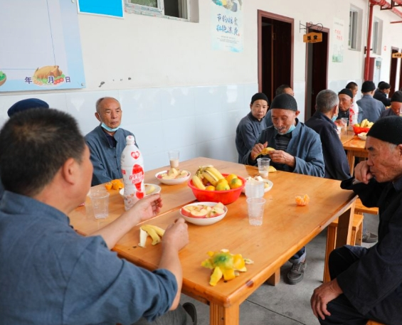 为银发族打造温馨港湾新闻封面