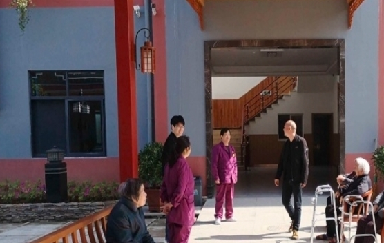 倾情携手，合展破孤，拥抱晚年新闻封面