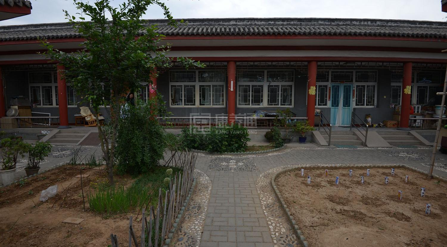 北京市昌平区十三陵镇温馨老年公寓环境图-阳台
