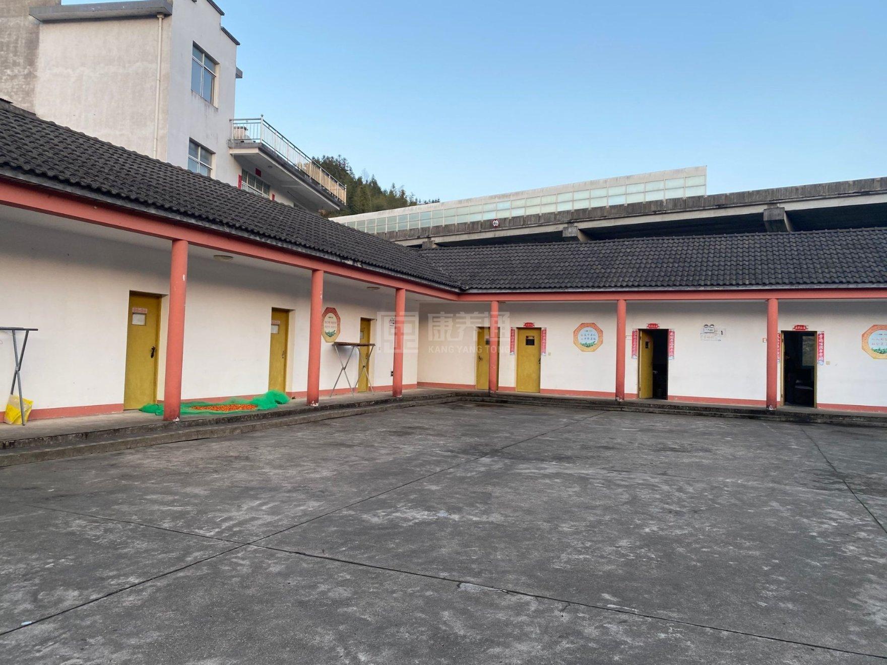 祁门县小路口镇养老服务中心环境图-餐台