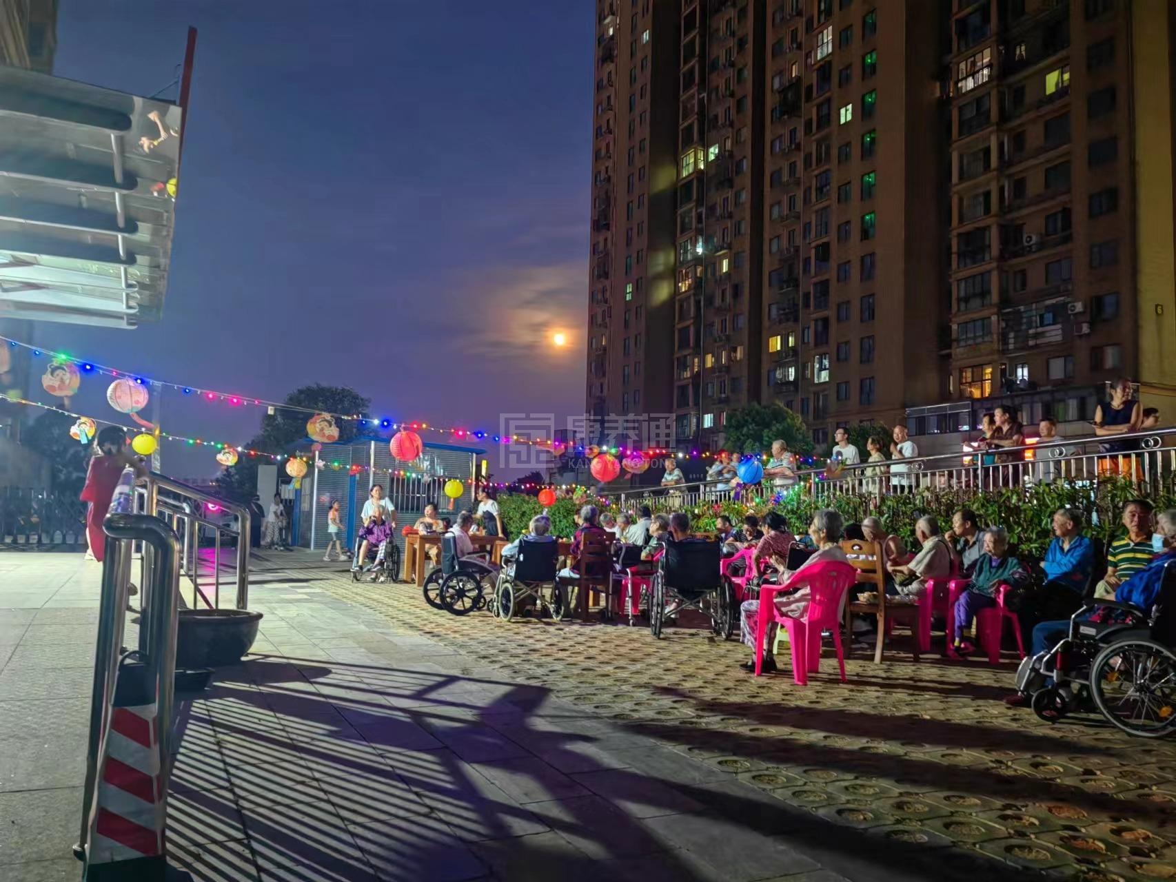 长沙市雨花区润济老年养护院环境图-餐台