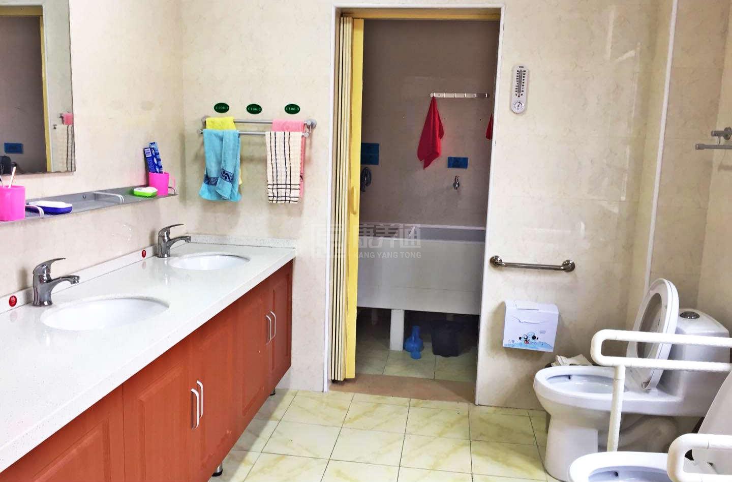 上海白金养老院环境图-洗手间