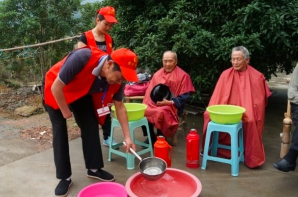 爱心之旅：敬老院见闻新闻封面