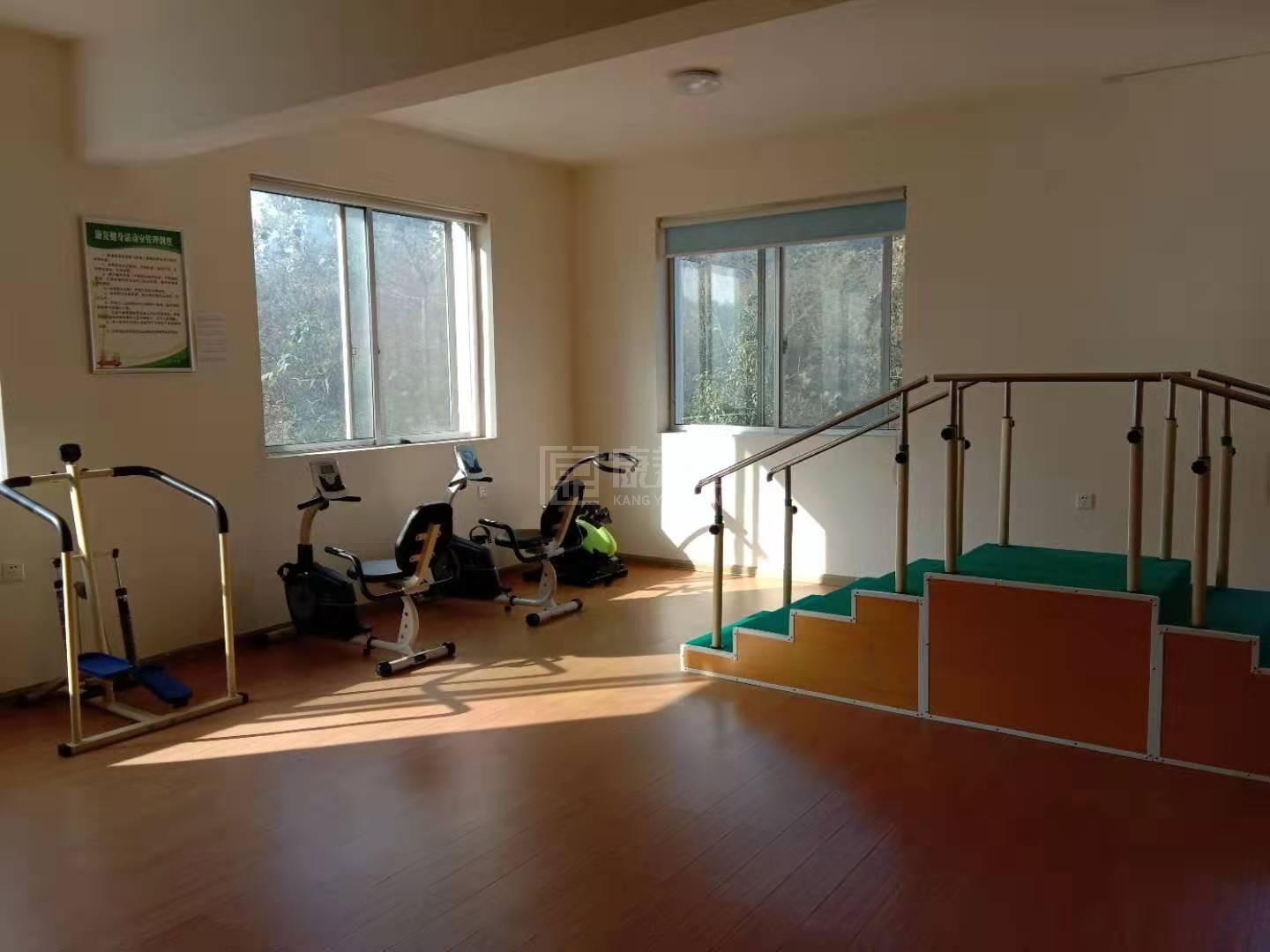 郴州市北湖区梨树山颐心养老院环境图-餐台