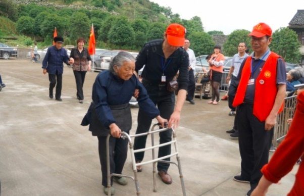 解码城市社区老年人的健康密码新闻封面