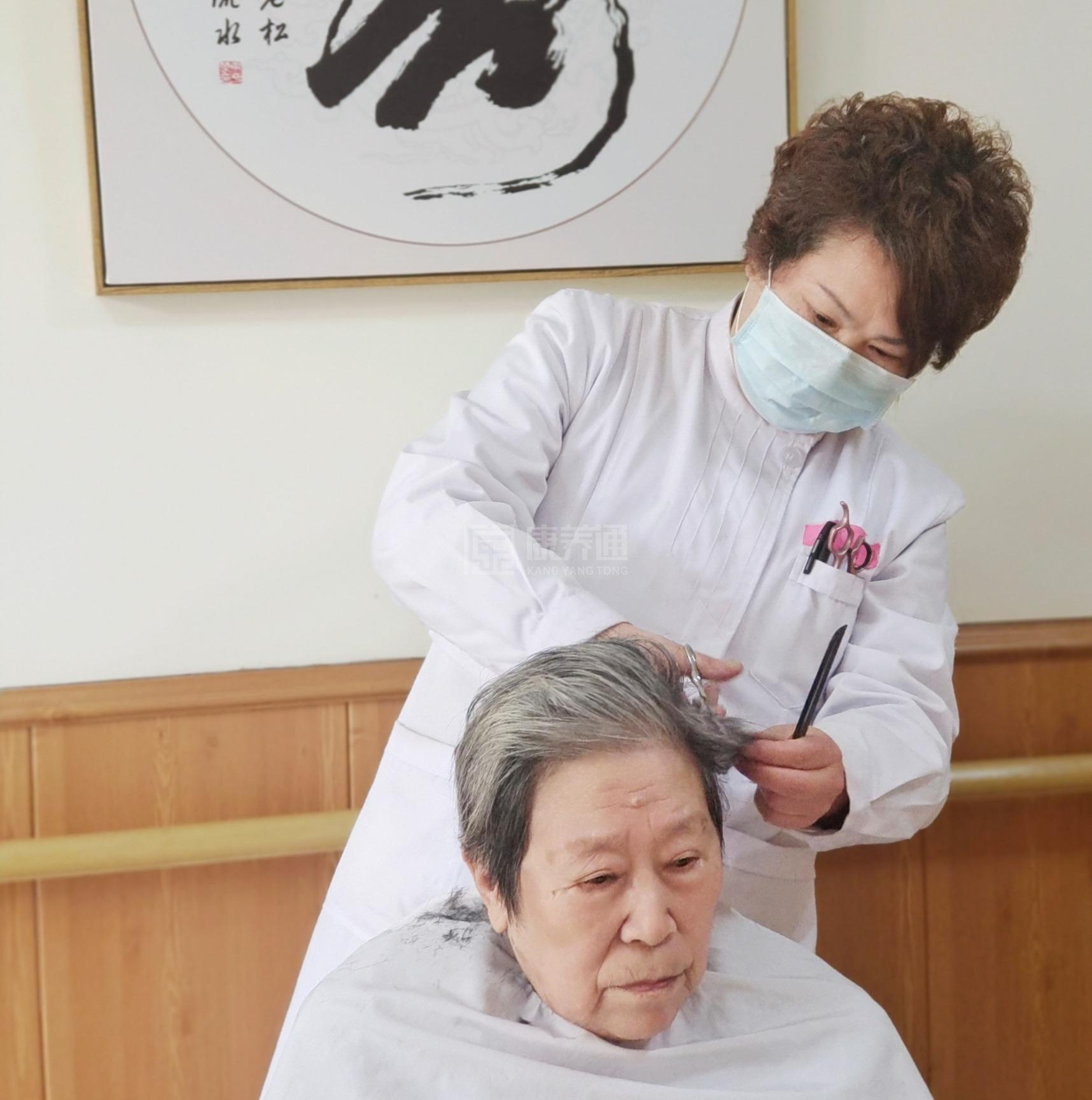 山水华庭长者之家环境图-餐台